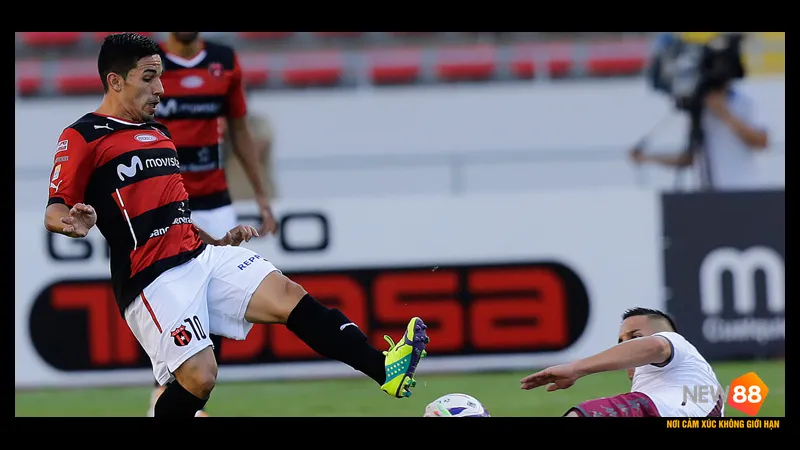 Hành động trong trận đấu giữa Saprissa và Zeledon