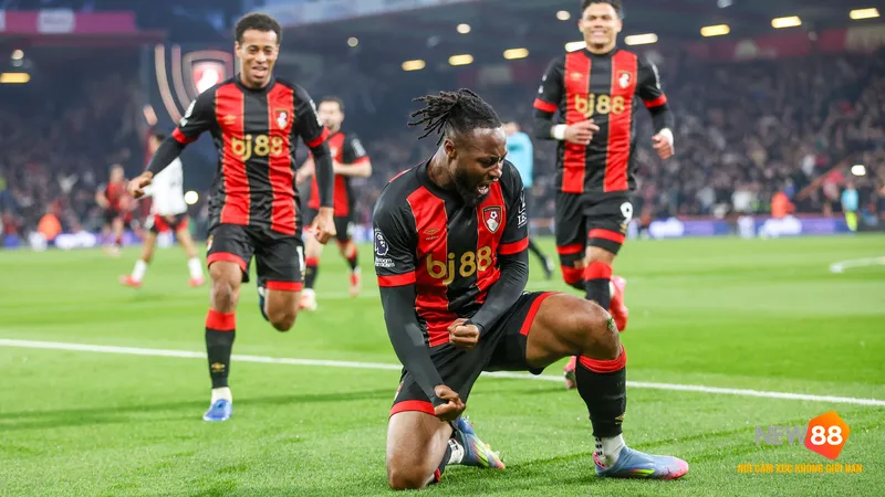Cầu thủ Bournemouth dứt điểm mạnh từ ngoài vòng cấm trong trận đấu với Fulham