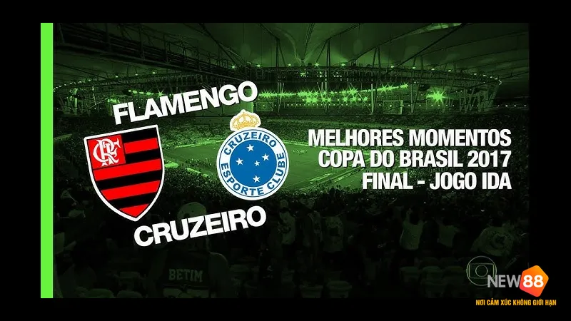 Cầu thủ Flamengo RJ tung cú sút mạnh vào khung thành của Cruzeiro