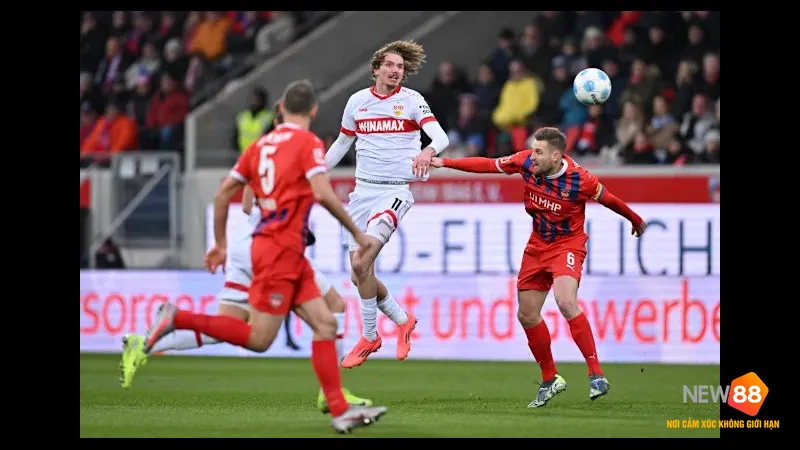 Cầu thủ Stuttgart với sự quyết tâm vượt qua phòng ngự của Heidenheim.